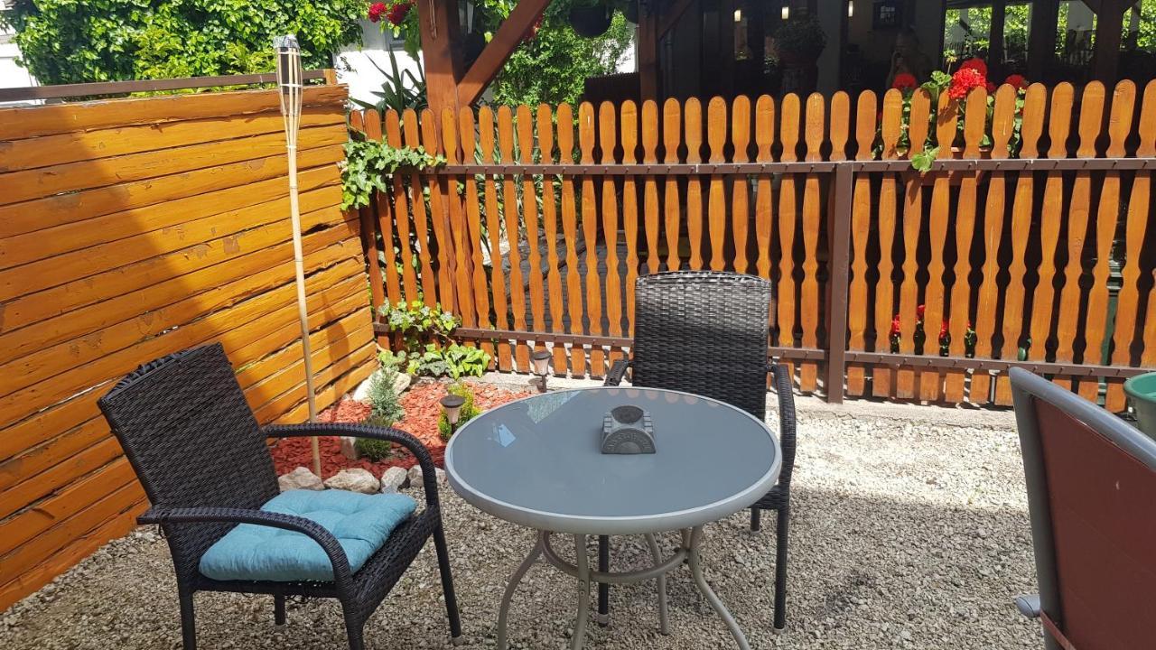 Joy Guesthouse Siófok Exteriör bild